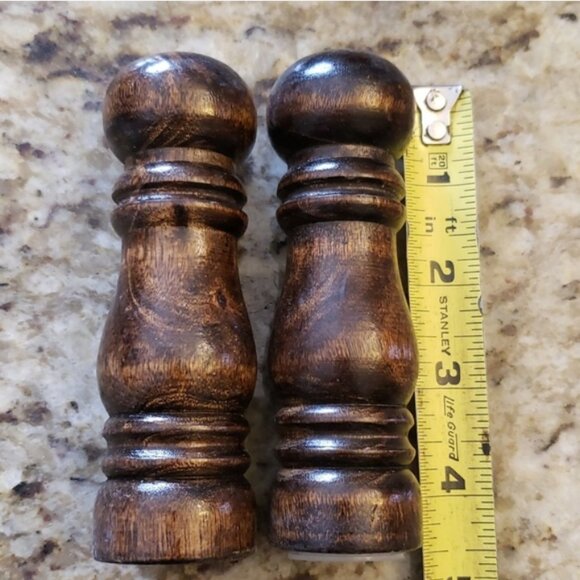 Vintage wooden salt & pepper shakers - Picture 5 of 7